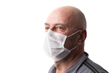 Koruyucu yüz maskesi takan yetişkin bir adam. Salgın, virüs, toz koruması. Beyazda izole edilmiş.