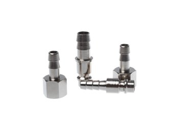 Hortum için çelik hızlı eşleşmeler ve beyaz arka planda izole edilmiş iplikçikler..