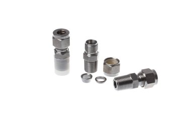 Hızlı metal boru bağlantısı için parçalanmış çelik bağlantı beyaz arka planda izole edilmiş..