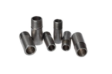 Farklı boyutlarda paslanmaz çelik kısa borular, kaynak için harici iplikler, beyaz arka planda izole