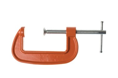 Açık turuncu klemp, G-klemp, metal klemp, beyaz arkaplanda izole edilmiş.