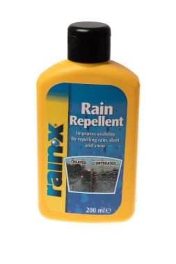 VARNA, BULGARIA - 21 Mart 2020: beyaz üzerine izole edilmiş X yağmur püskürtücü şişe. Yağmur X, cam bakımı yaptırıyor..