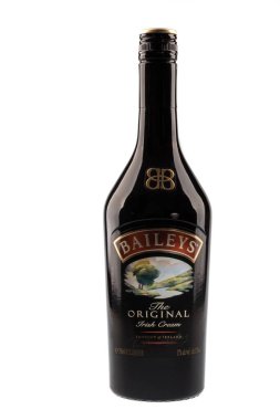 VARNA, BULGARIA - 14 Nisan 2020. Baileys Krem Şişe, beyaz arka planda izole edilmiş. Baileys İrlanda Kremi, İrlandalı Gilbeys 'li Tom Jago tarafından yaratılmıştır..