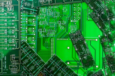 Farklı yeşil baskılı devreler birbirinin üstüne biner.