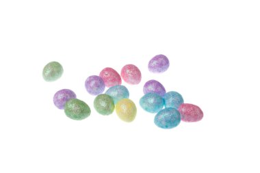 Dekoratif amaçlar için renkli paskalya yumurtaları, beyaz arka planda izole edilmiş.