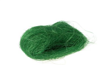 Yeşil dekoratif çimenler, diy zanaatları için saman, beyaz arka planda izole edilmiş.