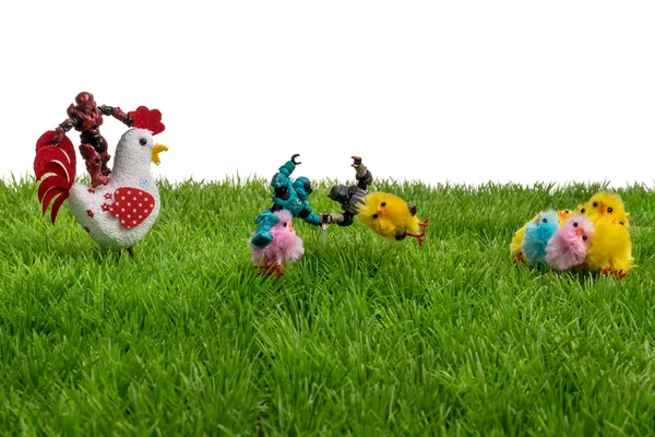 Figurki Dekoracyjne Ujeżdżające Kurczaki Wielkanocne Kury Plastikowej Trawie Izolowane Białym — Zdjęcie stockowe