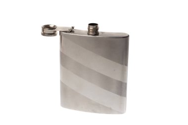 Sıvılar için açılmış parlak metal şişe, beyaz arka planda izole edilmiş.