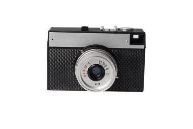 Eski model fotoğraf makinesi beyaz arka planda izole edilmiş film şeridi kullanıyor.