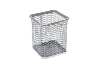 Kalem için gri metal ağ masa düzenleyici, beyaz arkaplanda izole