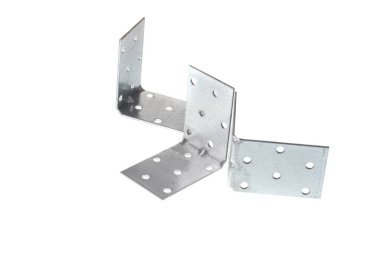 Metal set 90 derece sabitleyici parantez 12 delik, beyaz arkaplanda izole edilmiş.