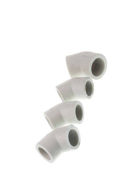 Su boruları için farklı plastik dirsek seti, beyaz arka planda izole edilmiş.