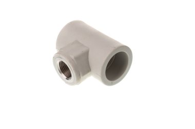 Su borularına uygun metal iplikli plastik PPR T şekli, beyaz arkaplanda izole edilmiş.