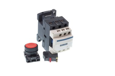 Kırmızı elektrik düğmesi, temas ve elektromanyetik kontak, beyaz arkaplanda izole