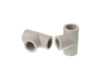 Beyaz arkaplanda izole edilmiş su boruları için plastik PPR T biçimi