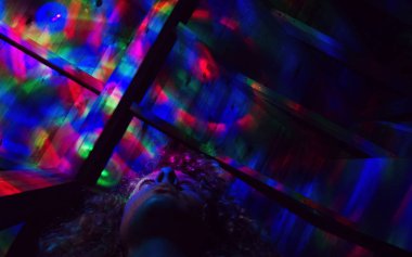 Birçok ışık noktası ve kadına sahip soyut müzik arkaplanı