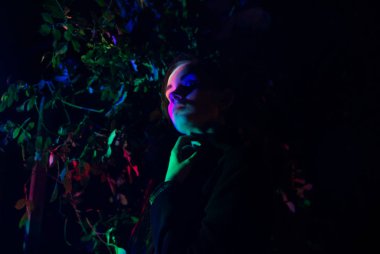 Ormandaki kadın çok renkli ışıkla aydınlandı. Kara film..