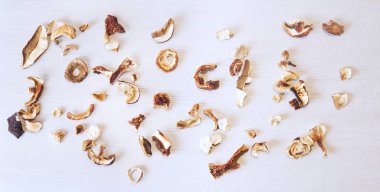 Beyaz ahşap arka planda kurutulmuş mantarlar..