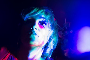 Çok renkli ışıkları olan bir kızın psikedelik portresi..