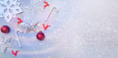 Yıldızlı, mücevherli, ren geyiği ve şeker kamışlı kırmızı-beyaz Noel kartı..