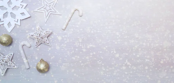 Kerst Achtergrond Met Sterren Kerstballen Suikerriet Sneeuw — Stockfoto