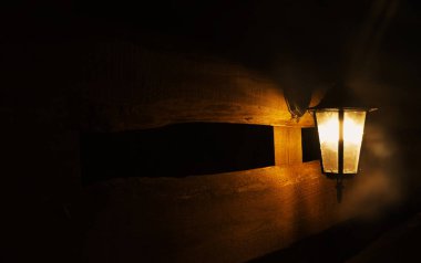 Köprüde romantik bir açık hava lambası - gece.