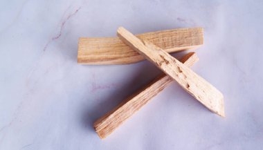 Kutsal ağaçtan tütsü - palo santo, mermer üzerinde
