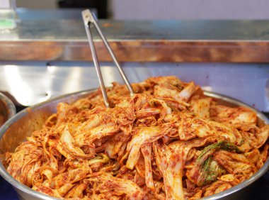Salata lahana, havuç, soğan - kimchi, ulusal bir Koreli çanağı.