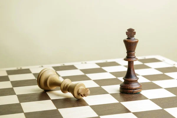 Reis de xadrez em um tabuleiro de xadrez — Fotografia de Stock