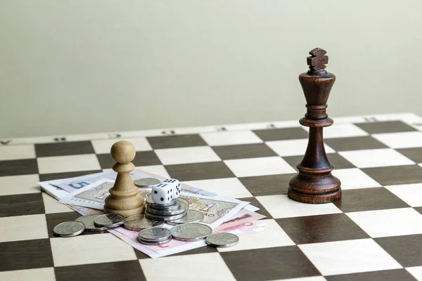 サイコロ、お金とチェスの駒 — ストック写真