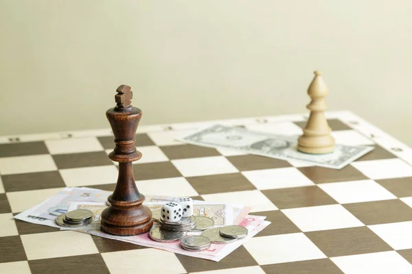 サイコロ、お金、チェス ボード上王 — ストック写真