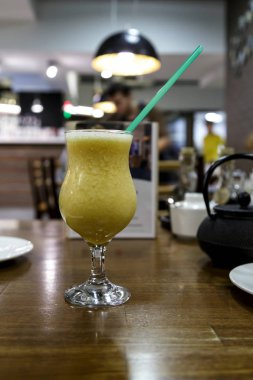 Bir tabloda bir bardak içki smoothies