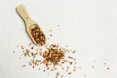 Bir kürek ile hafif bir arka plan üzerinde baharat