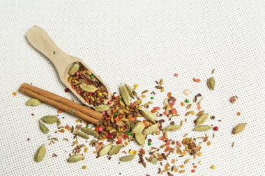 Hafif bir arka plan üzerinde bir kürek ile baharat