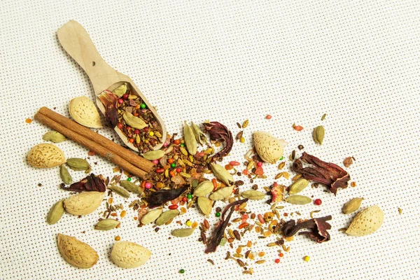 Bir bez üzerinde bir kürek ile baharat