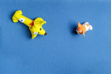 Mavi bir arka plan üzerinde hamuru iki köpekler