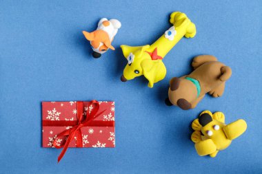 Hamuru ile mavi bir arka plan üzerinde zarf köpekler