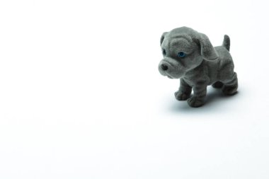 Hafif bir arka plan üzerinde Plastik köpek