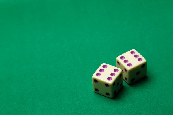 Altı yeşil kumaş üzerinde zar