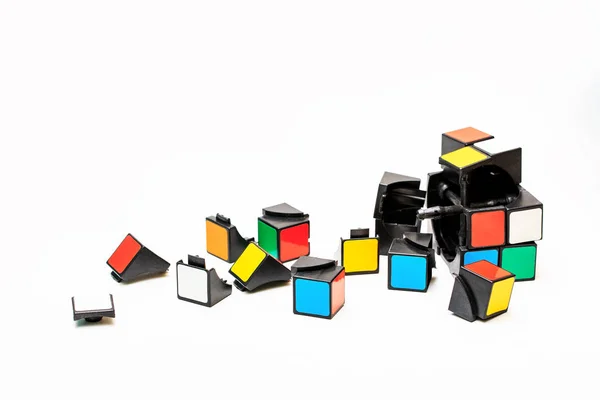 Zerbrach ein Würfel aus Rubiks und ein Teil davon. — Stockfoto