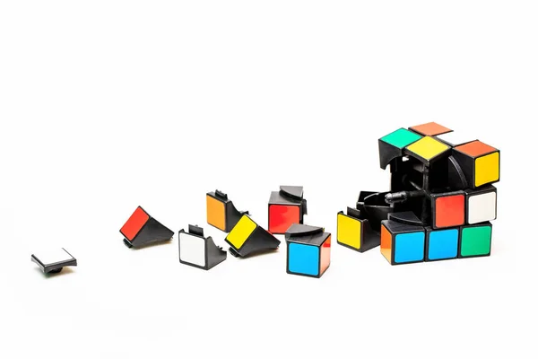 Rubiks、それから一部のキューブが壊れてください。. — ストック写真