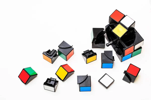 Bir bölümünden ve Rubiks küp kırık.