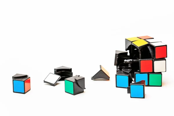Zerbrach ein Würfel aus Rubiks und ein Teil davon. — Stockfoto