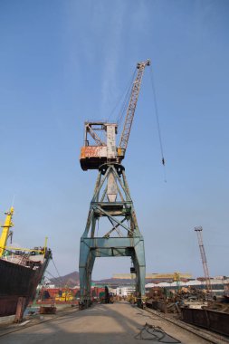 Gökyüzü arka plan üzerinde bağlantı noktası vinç
