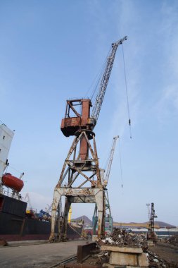 Gökyüzü arka plan üzerinde bağlantı noktası vinç