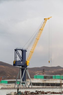 Gökyüzü arka plan üzerinde bağlantı noktası vinç