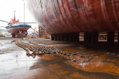 Çapa zincirleri bir güverte onarım dock cihazının