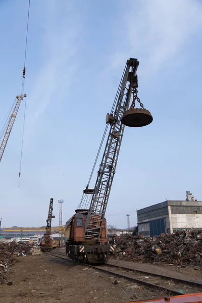 Metal hurda yükleme Vinci