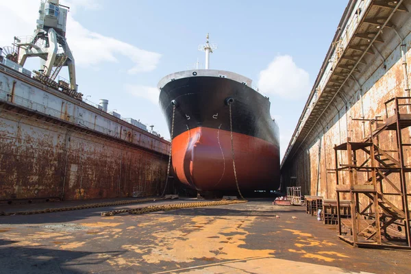 Sea-crafts, docks and port cranes — Stock Photo, Image