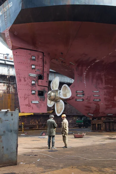 Reparation av skruven av en sea-craft Royaltyfria Stockfoton